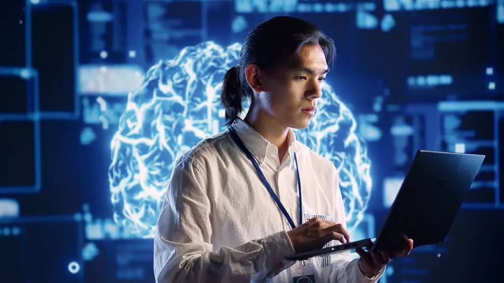 homem trabalhando com laptop em empresa de tecnologia