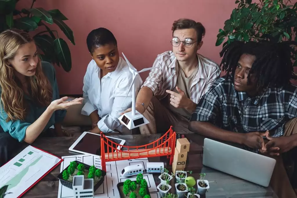 pessoas fazendo maquete de cidade sustentável