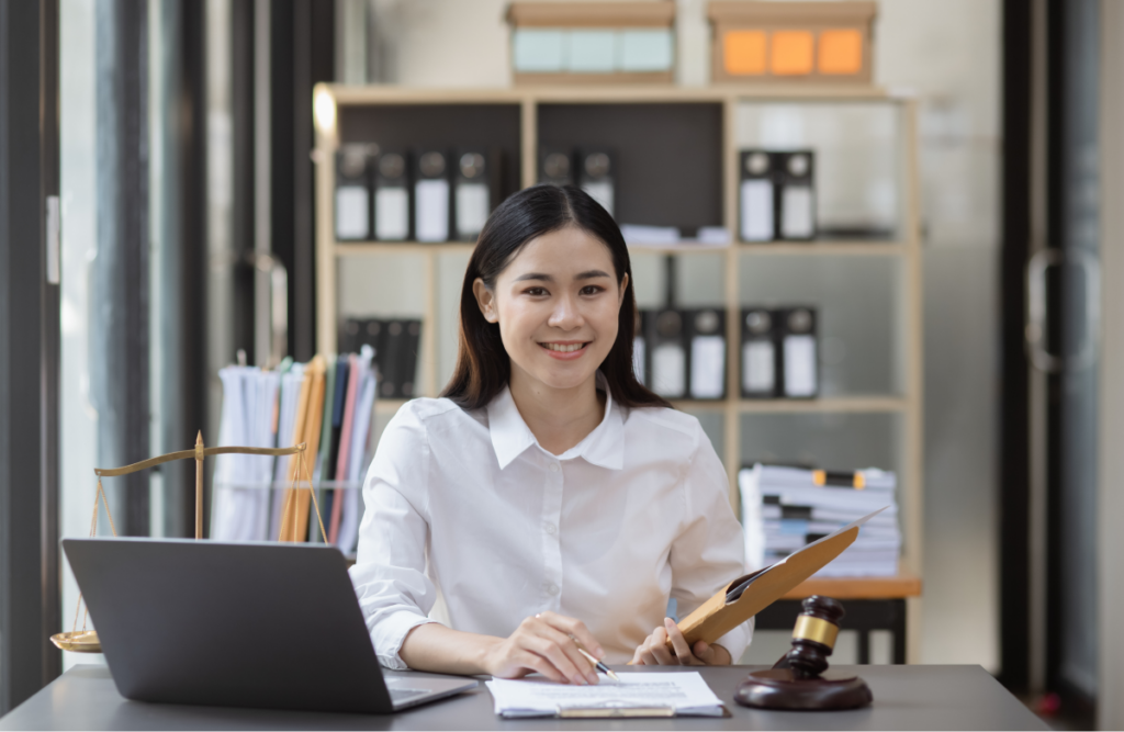 Advogada trabalhando em uma mesa de escritório. Inteligência artificial no direito.