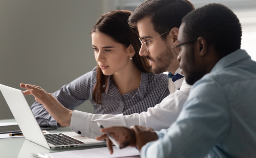 Colegas advogados trabalhando juntos em um computador. Jurimetria.