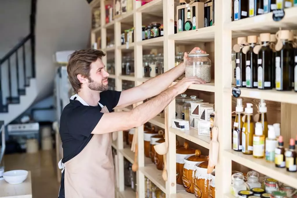 rapaz em loja de produtos naturais