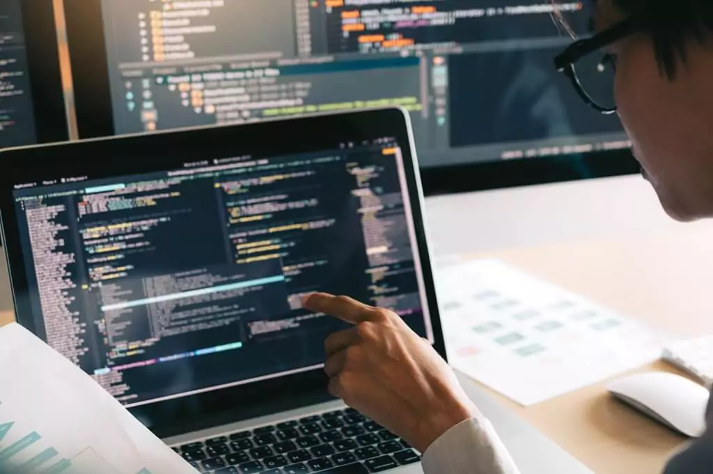 homem analisando dados em laptop