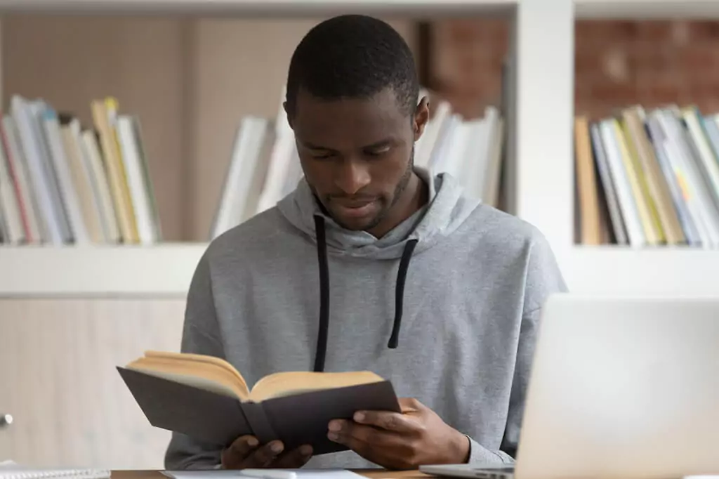 rapaz lendo livro