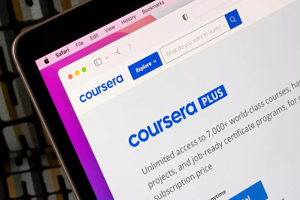 computador com plataforma Coursera