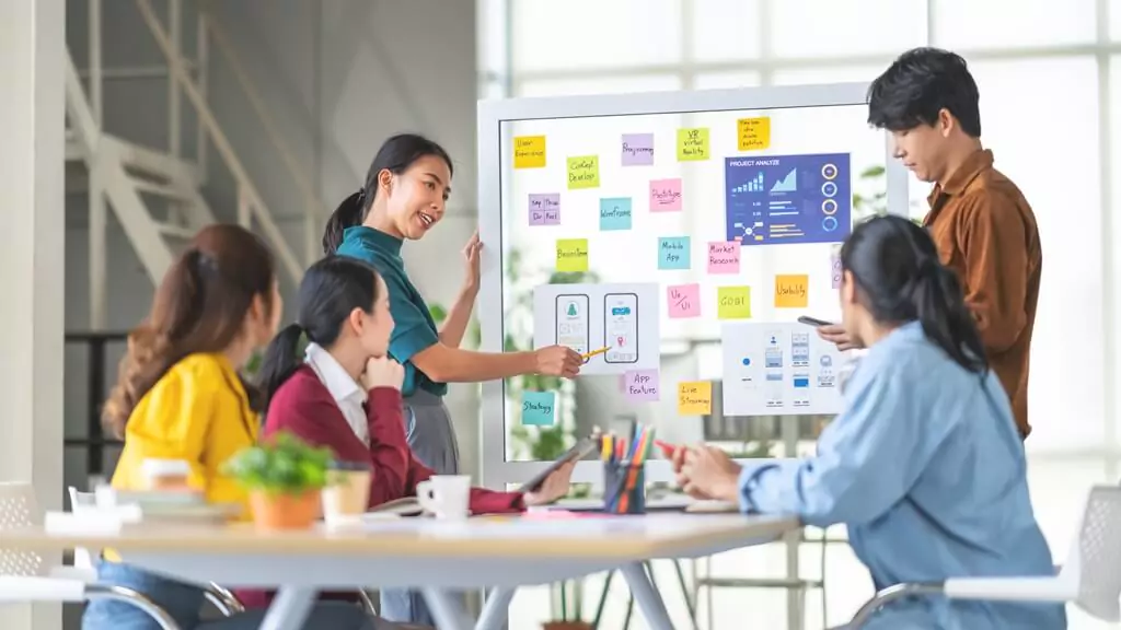 pessoas discutindo projeto de aplicativo