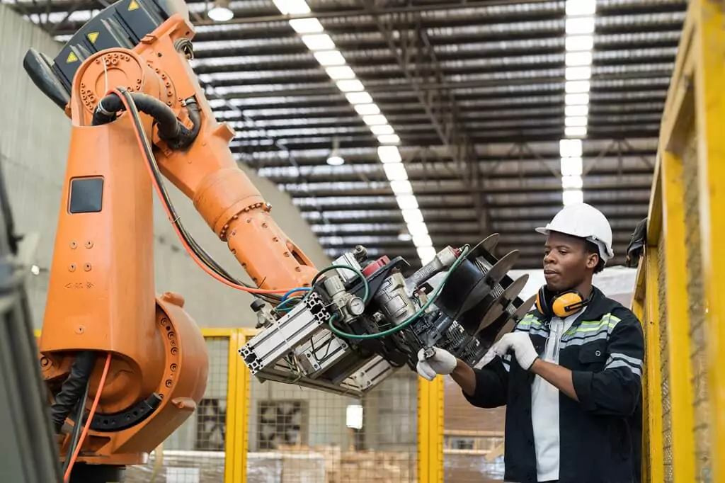 homem analisando discos de máquina pesada
