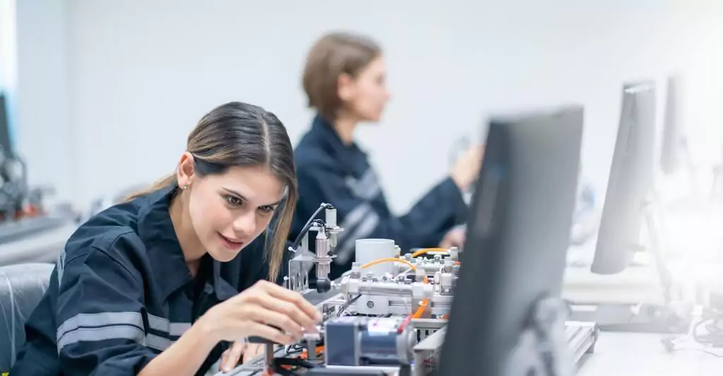 moça analisando equipamento com circuitos