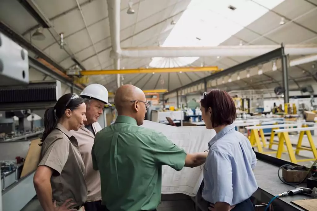 homem e equipe com planejamento em fábrica