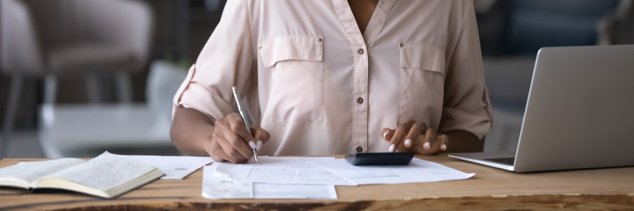 Mulher organizando suas finanças. Imprevistos financeiros.