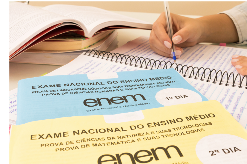 Mulher estudando para o enem e fazendo anotações em caderno. Bolsa de estudo para educação física.
