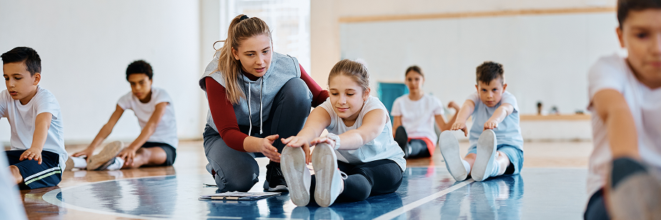 Professora de educação física auxilia aluna. Educação Física Escolar ou Treinamento Esportivo