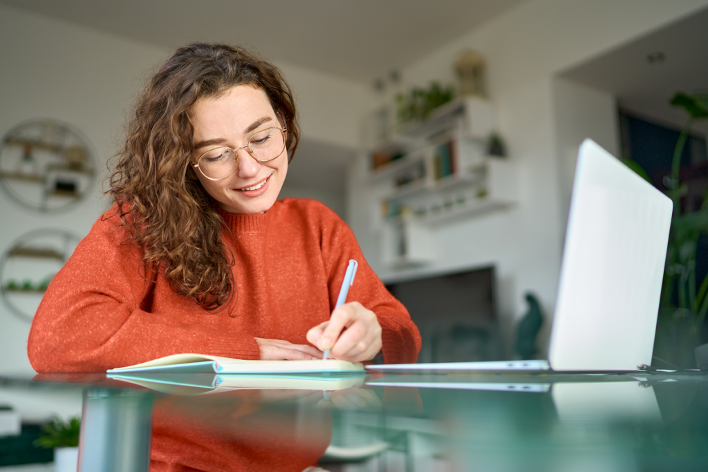 Mulher jovem estudando história em casa. O curso de história combina com você.