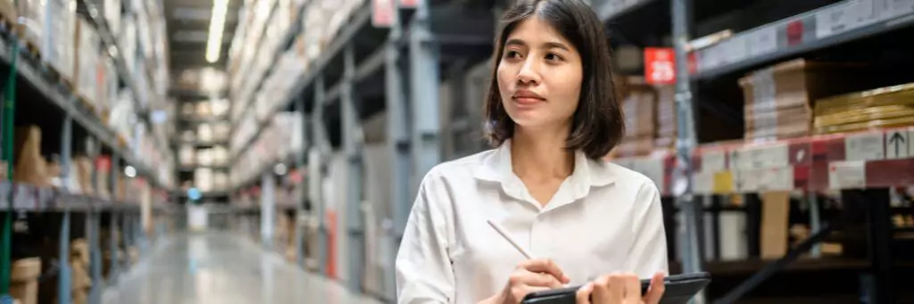 moça checando estoque