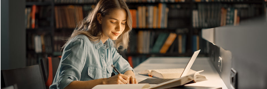 Mulher estudando em biblioteca. Pós-graduação em história.