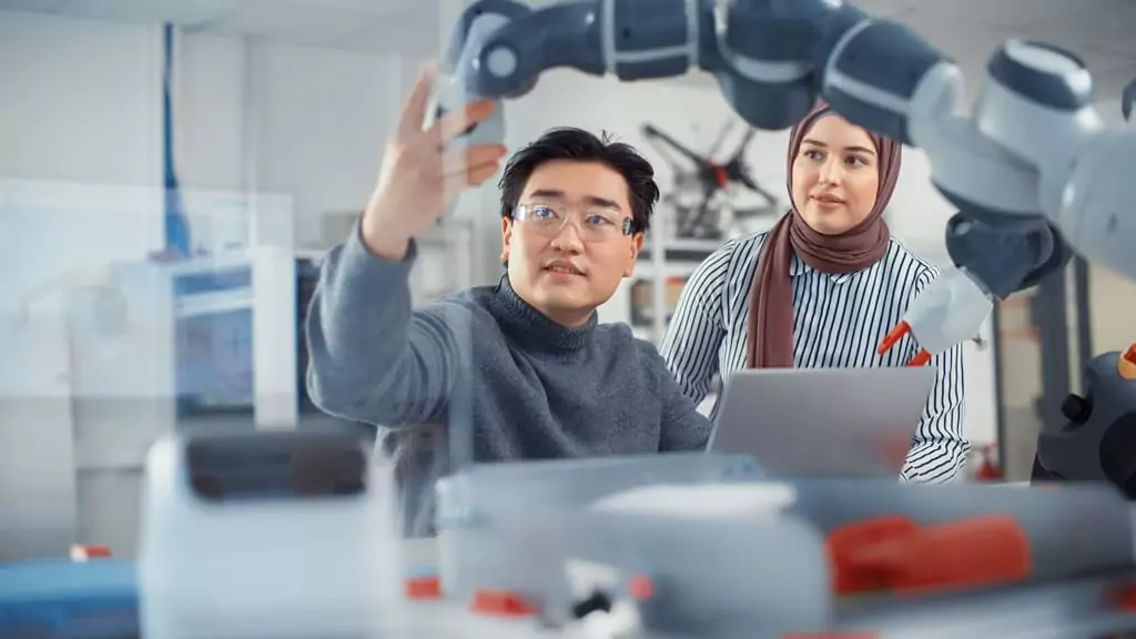 homem e moça desenvolvendo braço robótico