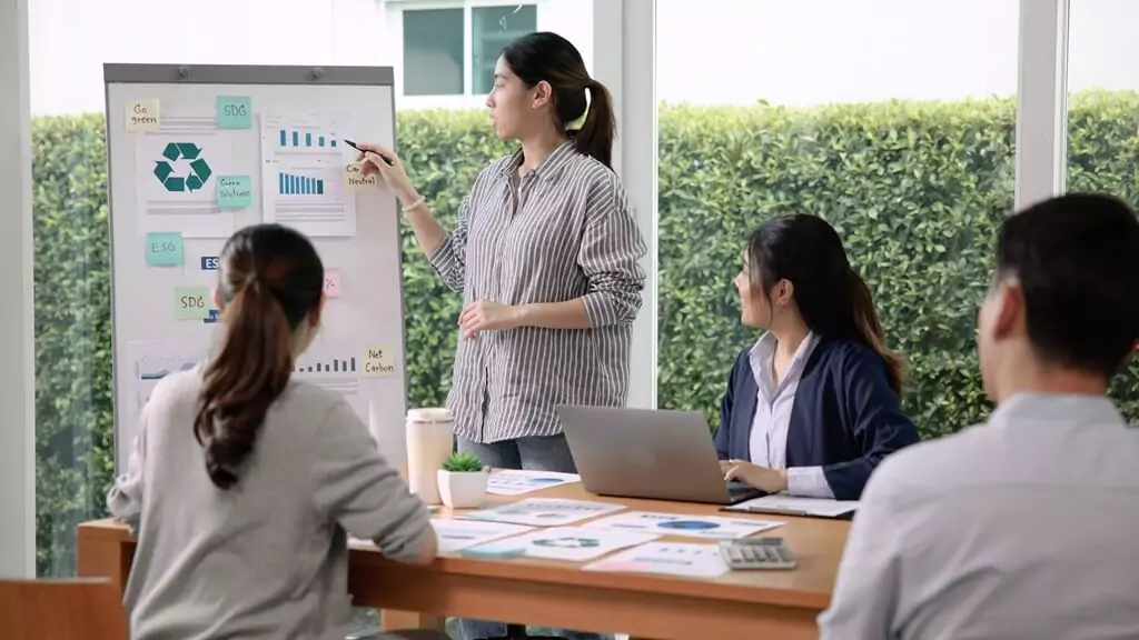 equipe trabalhando em projeto com ideias no quadro branco