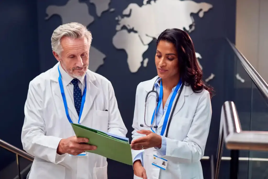 Médico e médica analisando relatórios de saúde