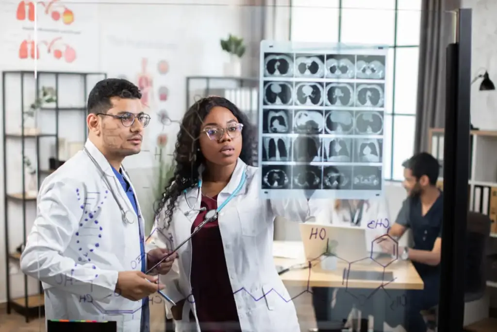 Médicos discutindo um exame de radiografia