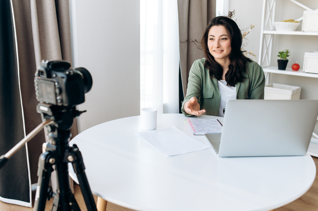 Professora gravando aula. Salário de profissionais de Letras Português e Inglês.