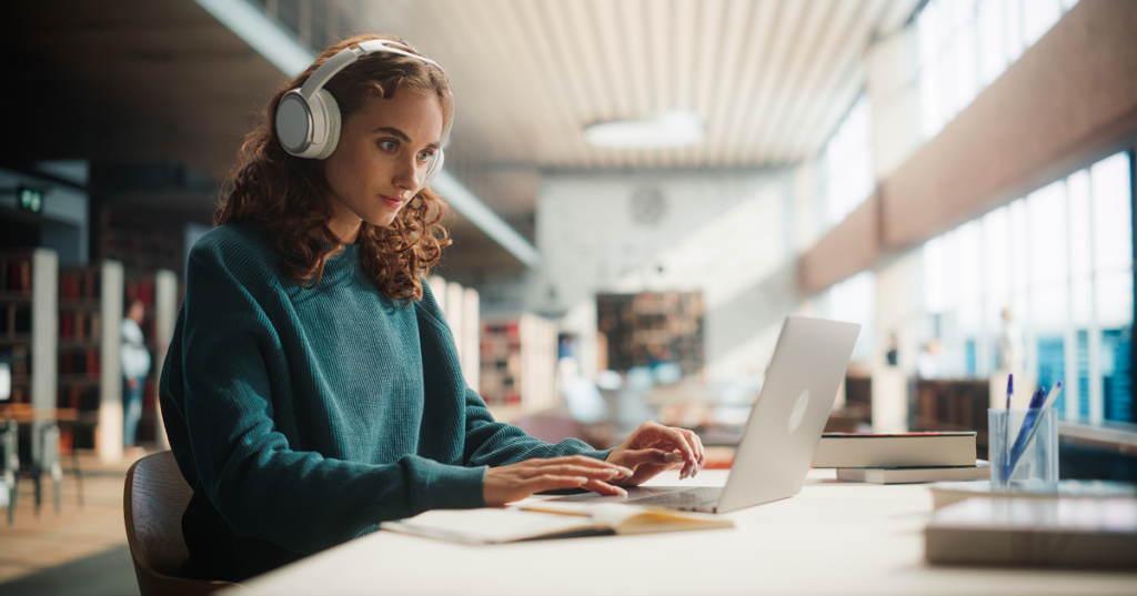 Mulher estudando no computador. Modalidades de ensino para o curso de letras português e inglês.