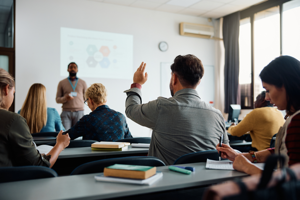 Alunos em aula da faculdade. Curso de Fonoaudiologia presencial ou ead.