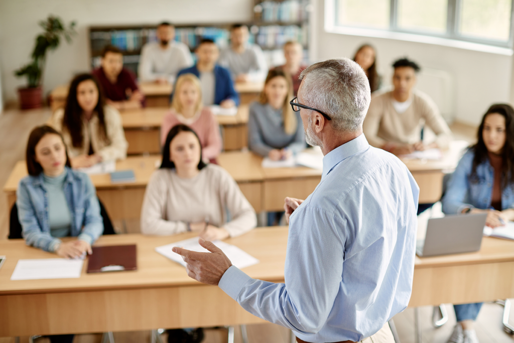 Alunos em aula da faculdade. Curso de Fonoaudiologia presencial ou ead.