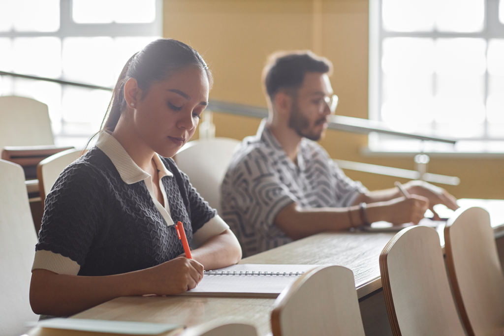 Alunos estudando em sala de aula. Grade curricular do Curso de Fonoaudiologia