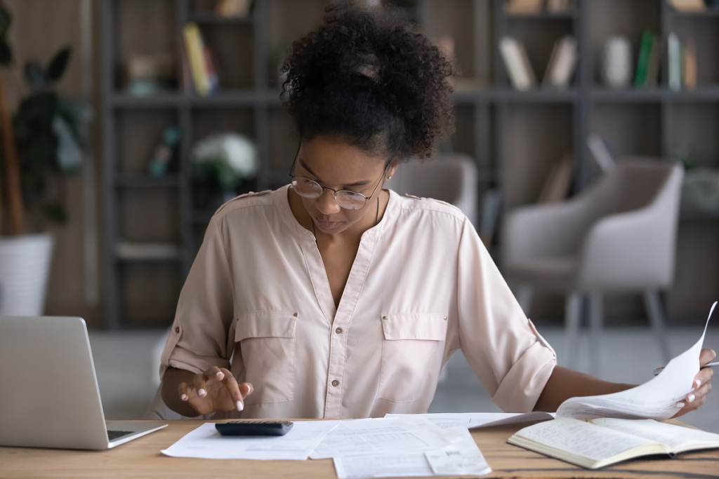 Pessoa fazendo contas. Vale a pena investir no curso de letras português e inglês.
