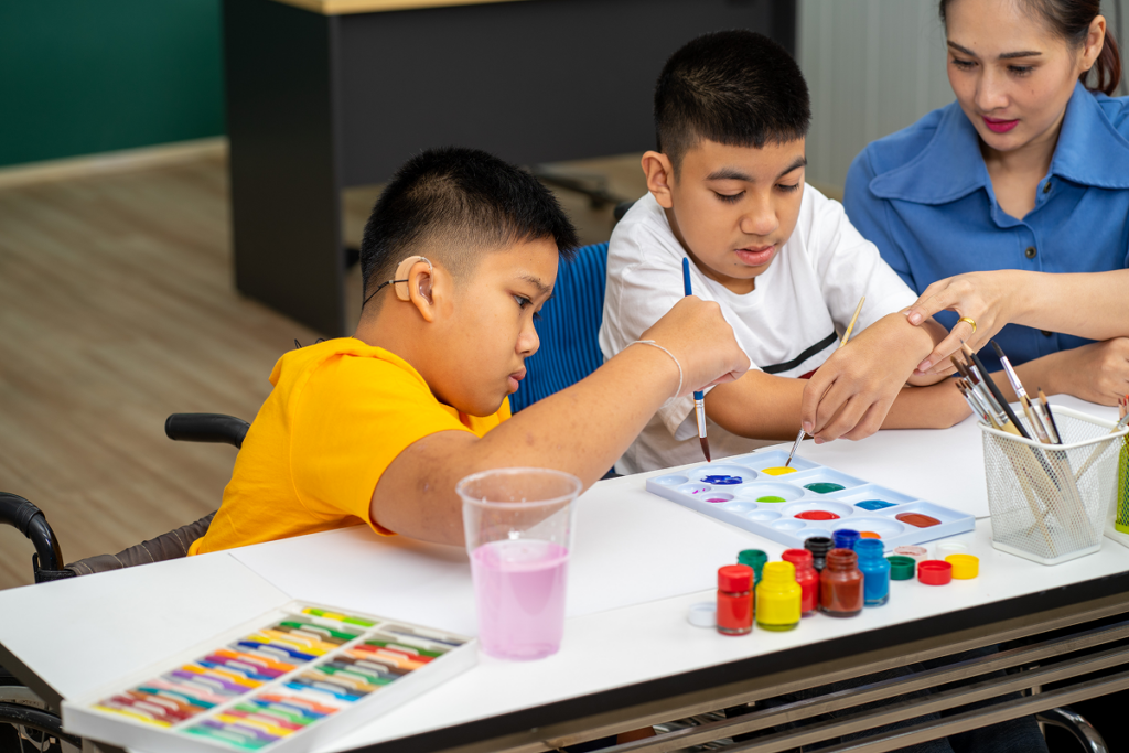 Fonoaudióloga atendendo crianças. Pós-Graduação em Fonoaudiologia.