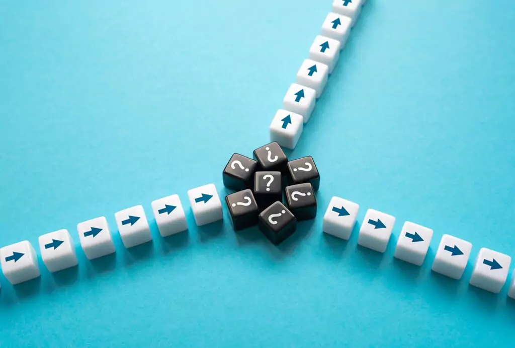 blocos com perguntas ao lado de três filas de blocos com setas