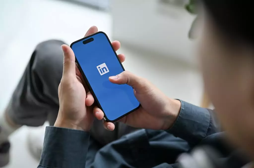 homem abrindo LinkedIn pelo celular