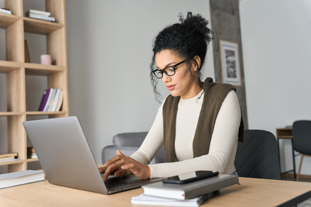 Mulher estuda utilizando o computador.