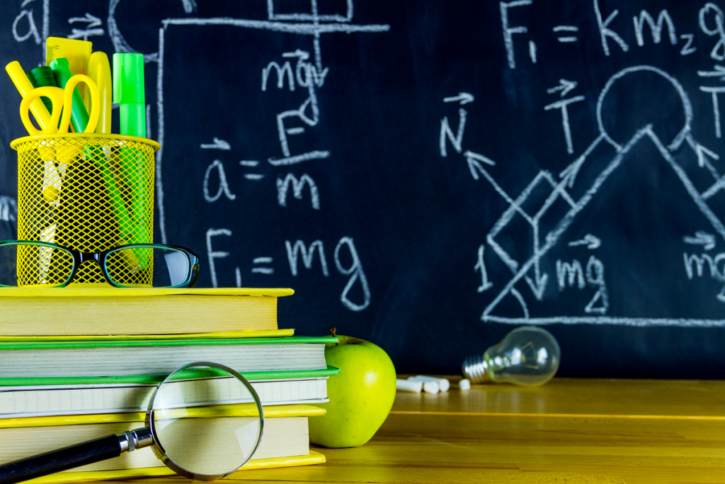 Sala de aula e quadro com conteúdo de física.