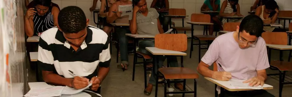 alunos fazendo prova do enem