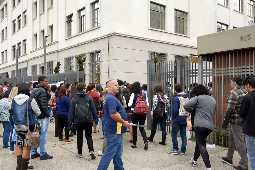 alunos entrando para o enem