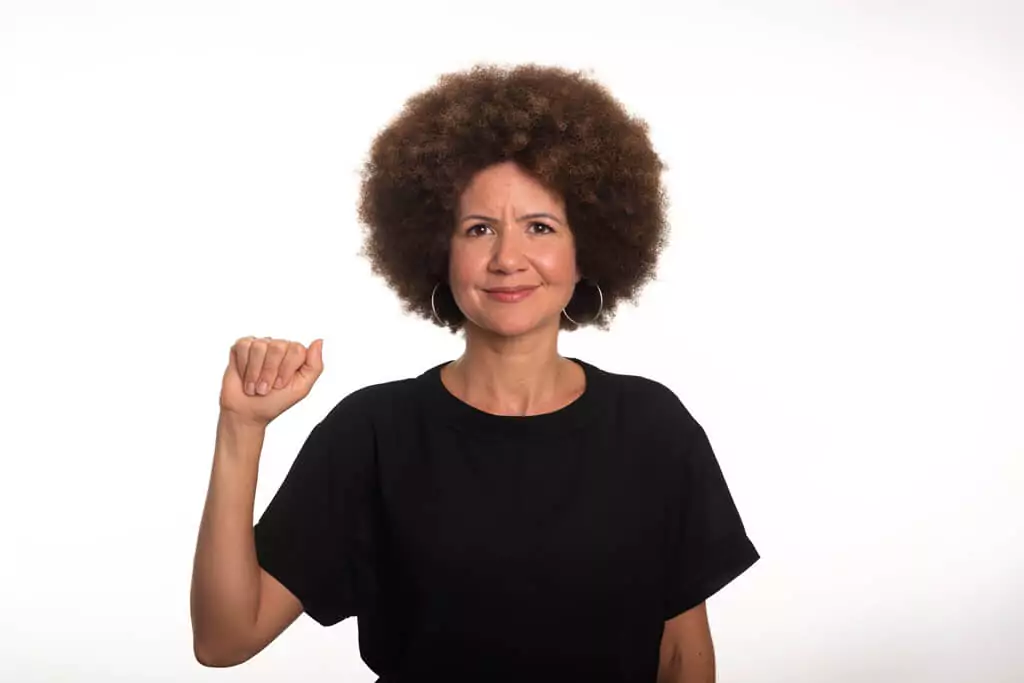 intérprete de libras fazendo sinal