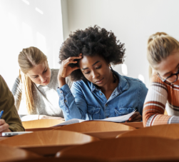 Jovens fazendo a prova do enem em sala de aula.