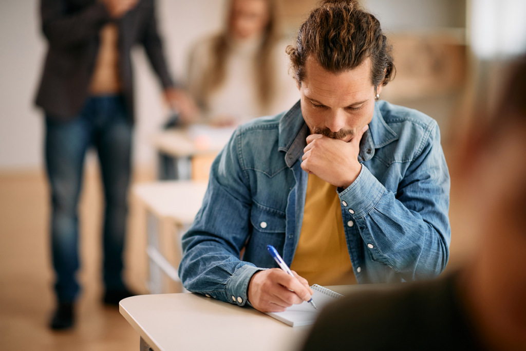 Jovens fazendo prova em sala de aula. Enem e TRI.