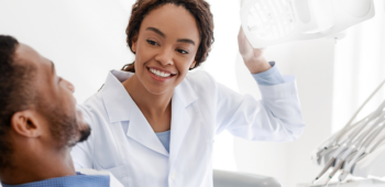 dentista atendendo paciente