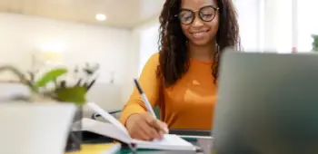 moça estudando