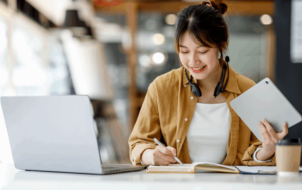 Aluna pos graduação análise de dados estudando no computador.