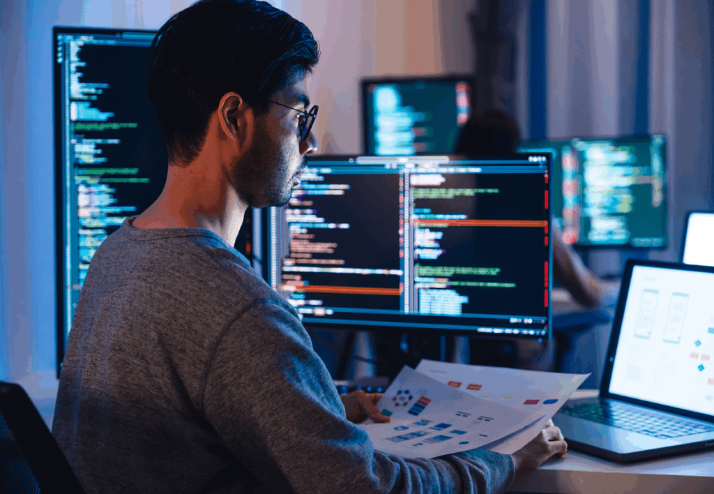 Profissional de análise de dados trabalhando no computador. pos graduação análise de dados.