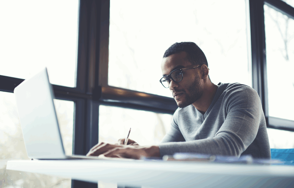 Aluno de pos graduação análise de dados estudando no computador.