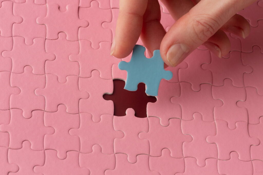 peça que quebra-cabeça para ilustrar texto sobre pensamento crítico no trabalho