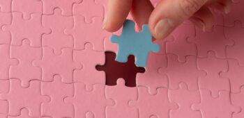 peça que quebra-cabeça para ilustrar texto sobre pensamento crítico no trabalho