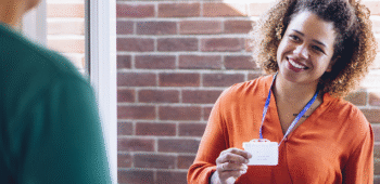 quanto ganha um assistente social