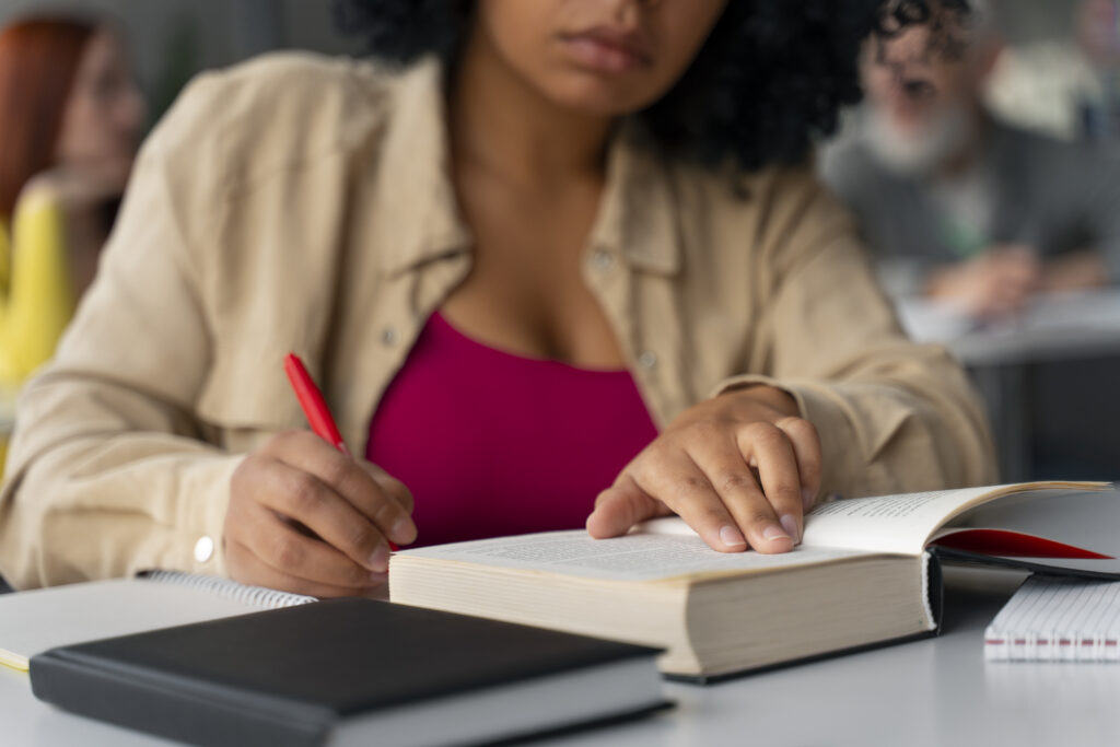 mulher estudando para se tornar síndica profissional