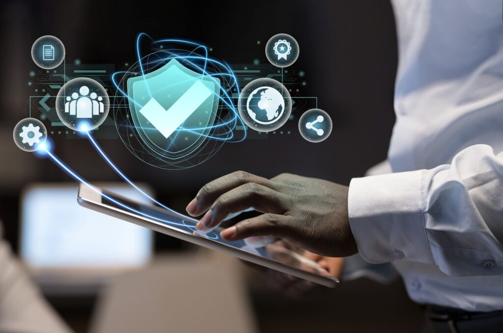 Segurança digital no trabalho começa com atitudes simples que protegem dados, acessos e informações importantes.